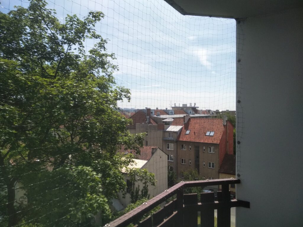 sítě na balkony, ochrana proti vlaštovkám, zábrany proti vlaštovkám