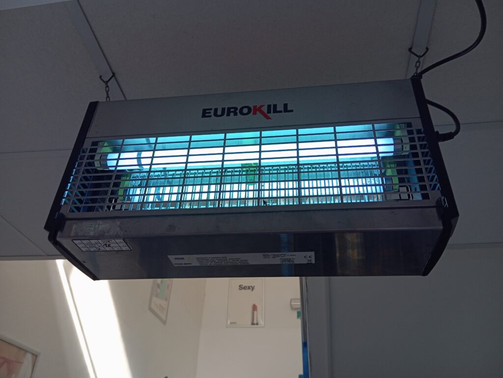 dezinsekce definice, jak odpudit mouchy, uv lampa dezinfekce místnosti, dezinfekce vzduchu v bytě