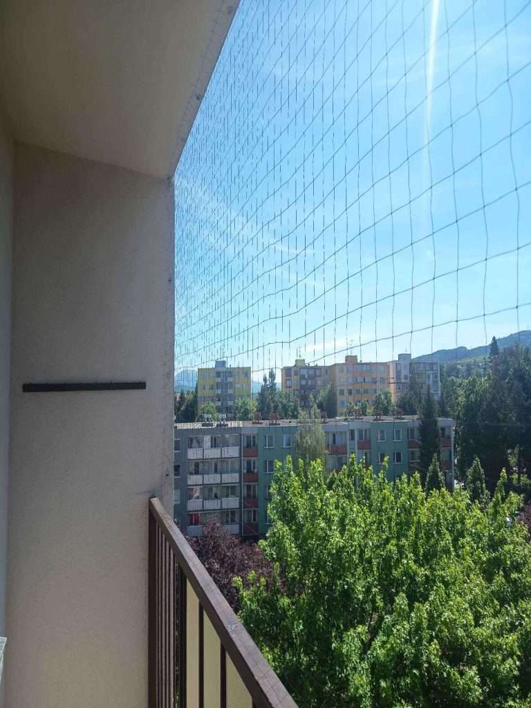 Síť proti holubům instalovaná na balkoně bytového domu jako ochrana proti ptactvu, sítě na balkony proti holubům, čištění po holubech, sítě proti holubům na lodžii, sítě proti holubům Židlochovice